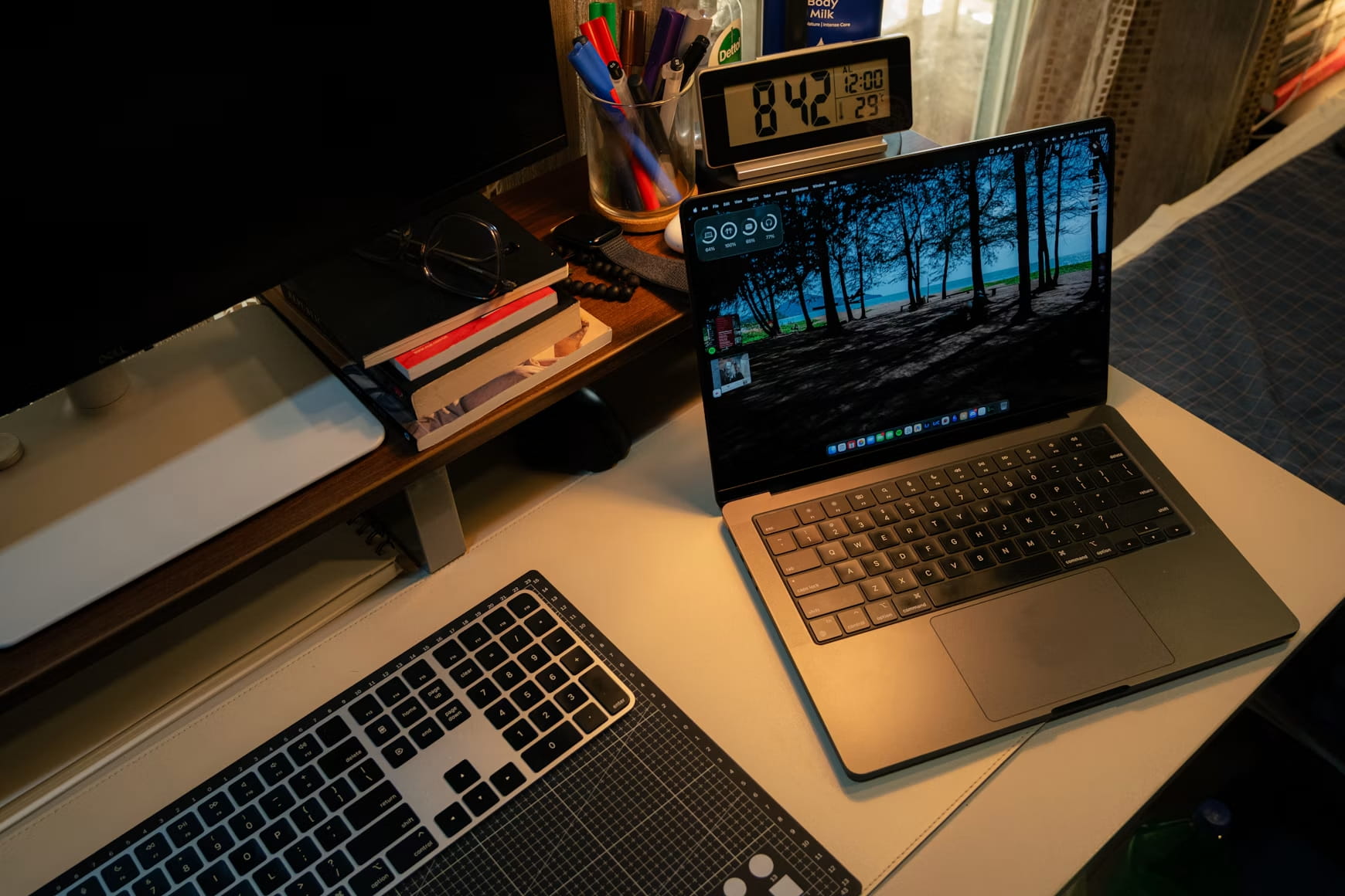 Moderner Arbeitsplatz für die Planung einer digitalen Marke
